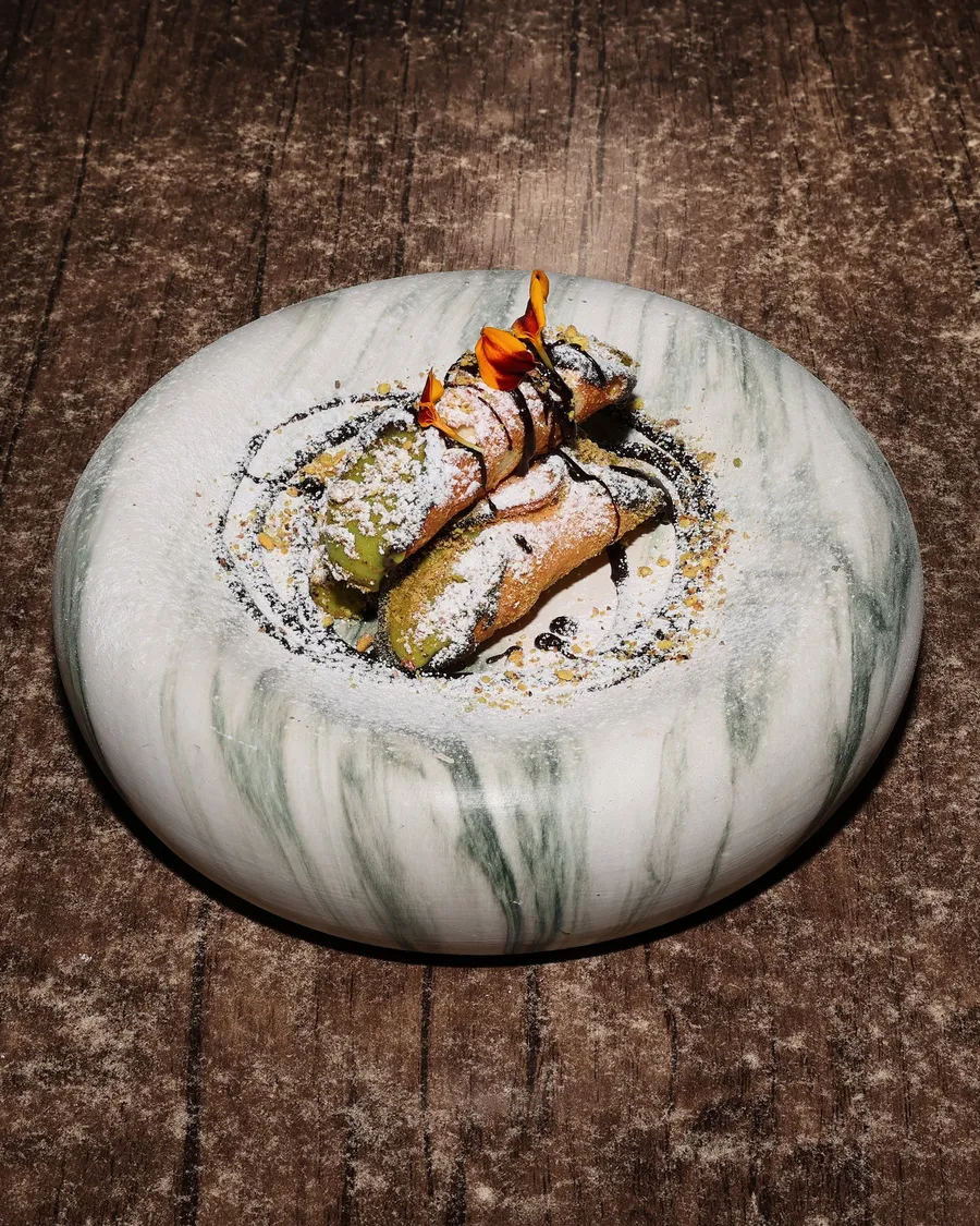 Cannoli filled with pistachio cream