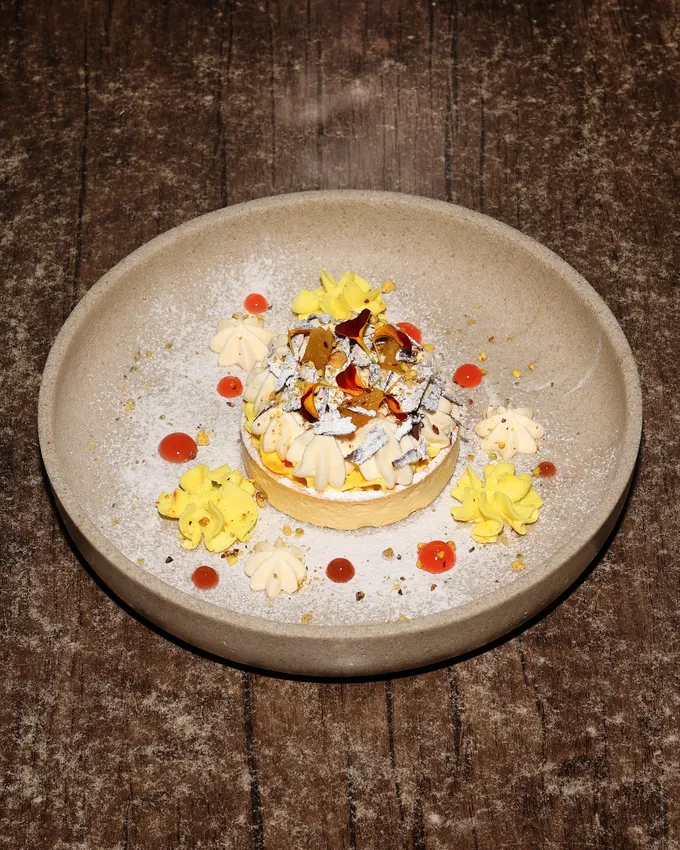Saffron tart with cream and candied citrus