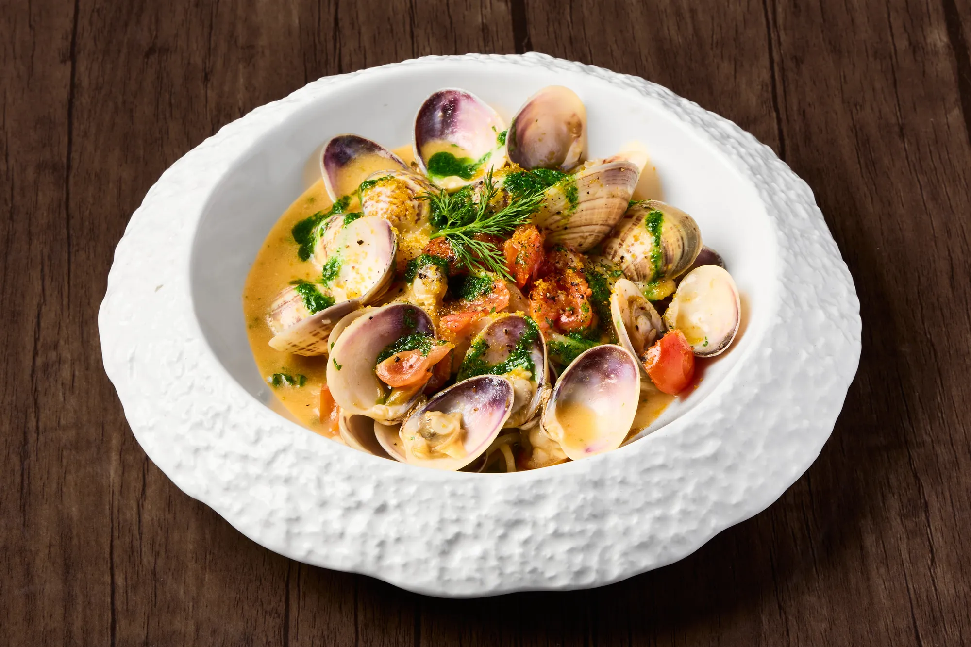 Spaghetti vongole with clams and cherry tomatoes