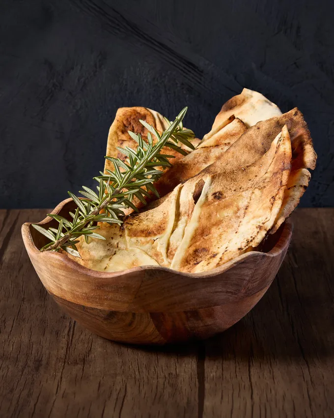 Pane carasau served in a wooden bowl