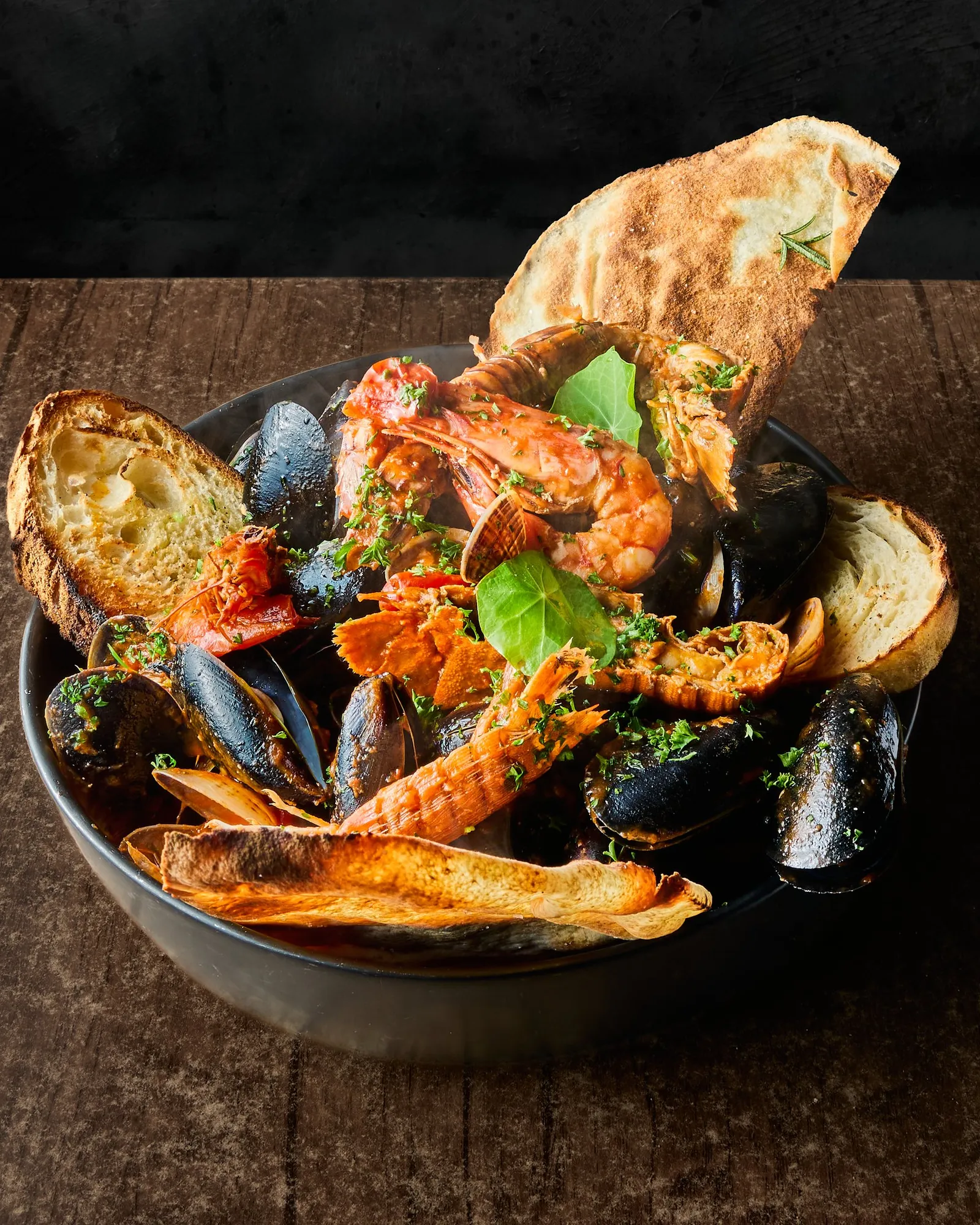 Zuppetta Arcipelago with mussels, clams and garlic bread
