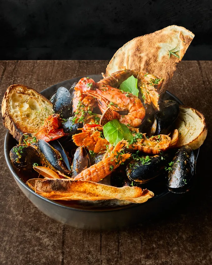 Zuppetta Arcipelago with mussels, clams and garlic bread